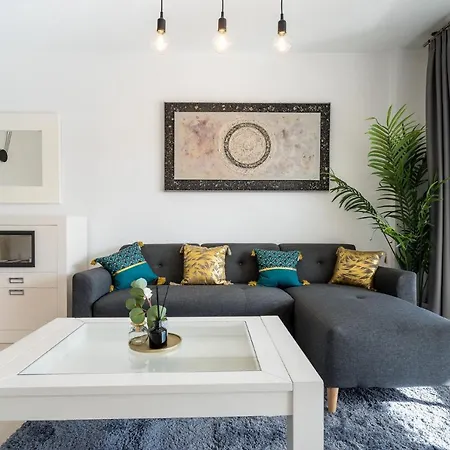 Sea View 2 Bedroom 2 Min Away From The 托雷莫利诺斯